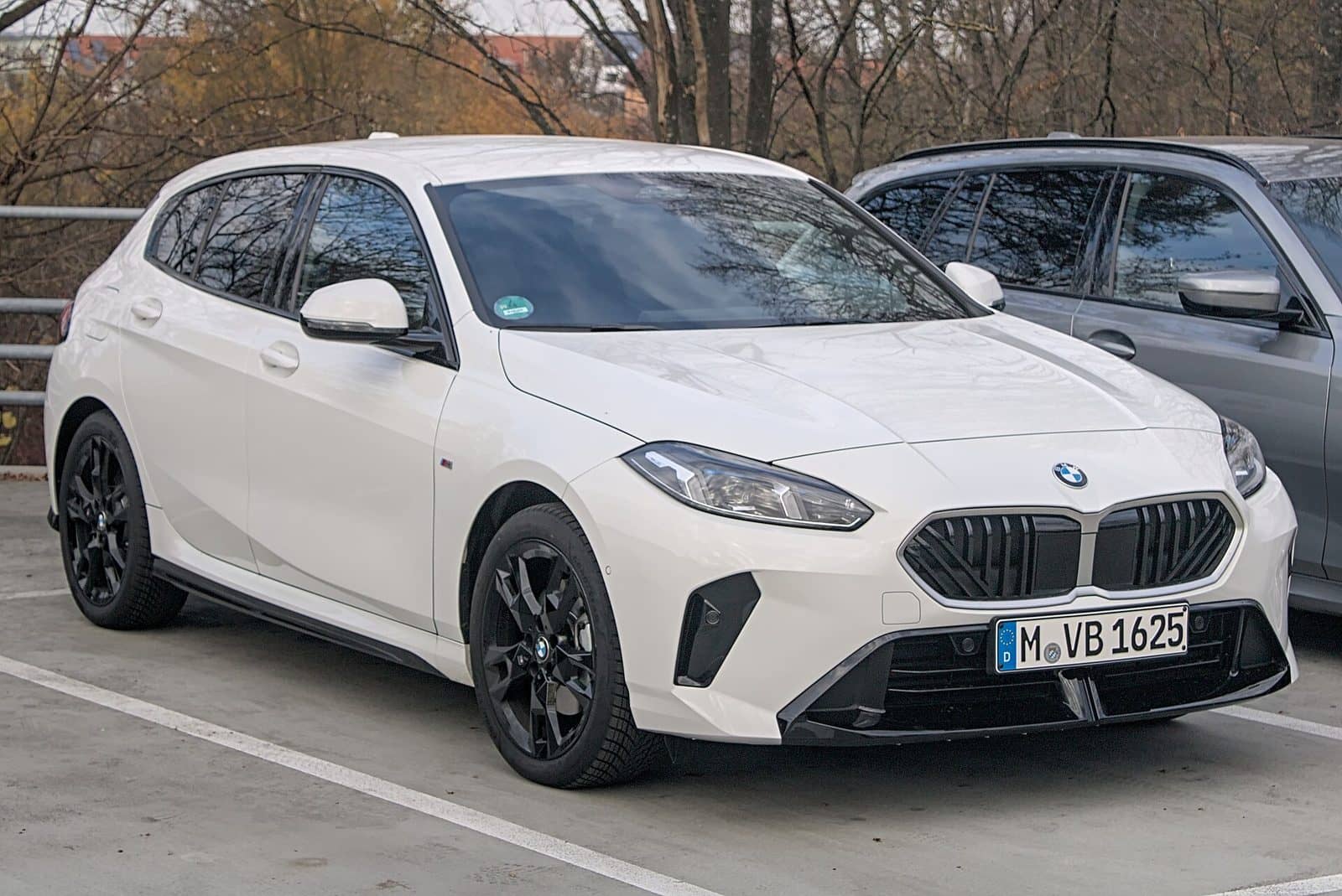 White BMW 118d, front three-quarter view