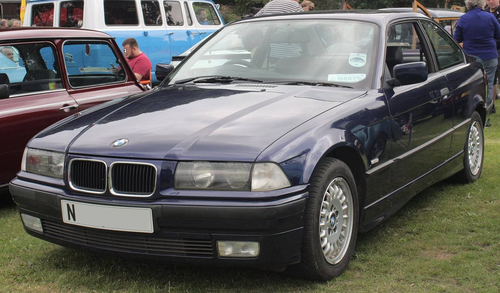 Dark blue BMW 318is coupé, front three-quarter view