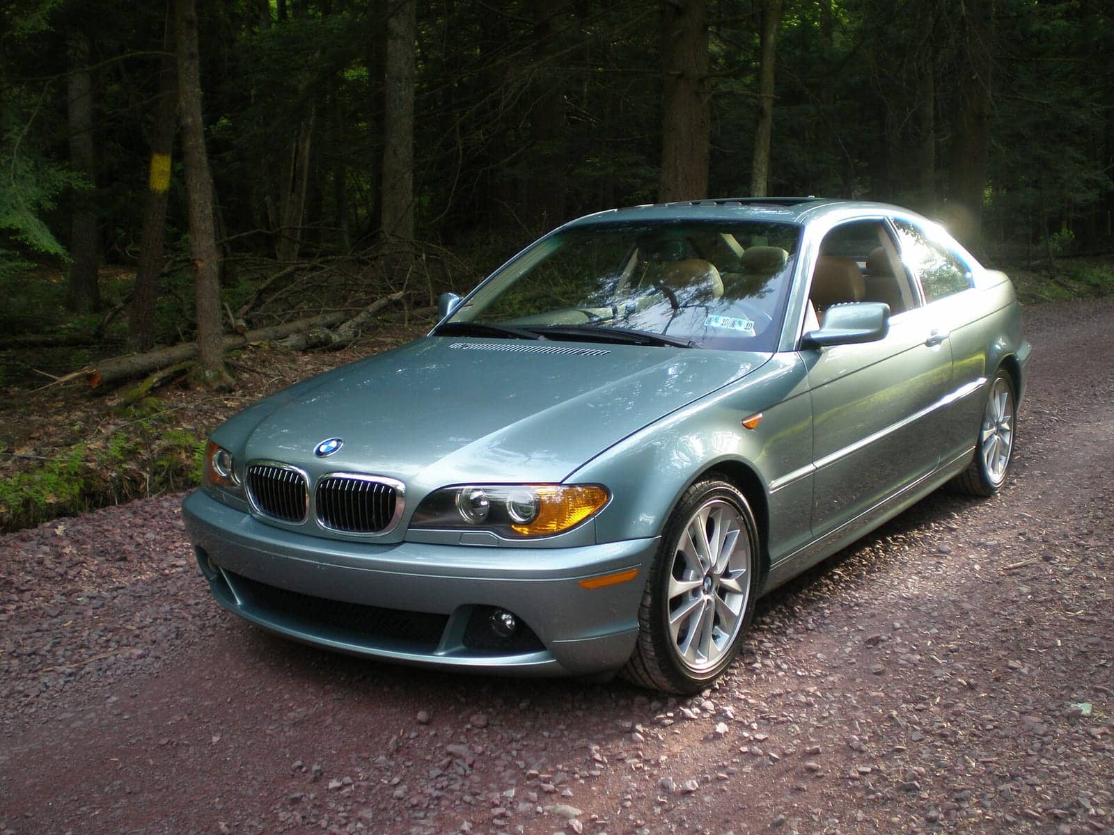 Grey-green BMW 330Ci coupé (facelift), front three-quarter view