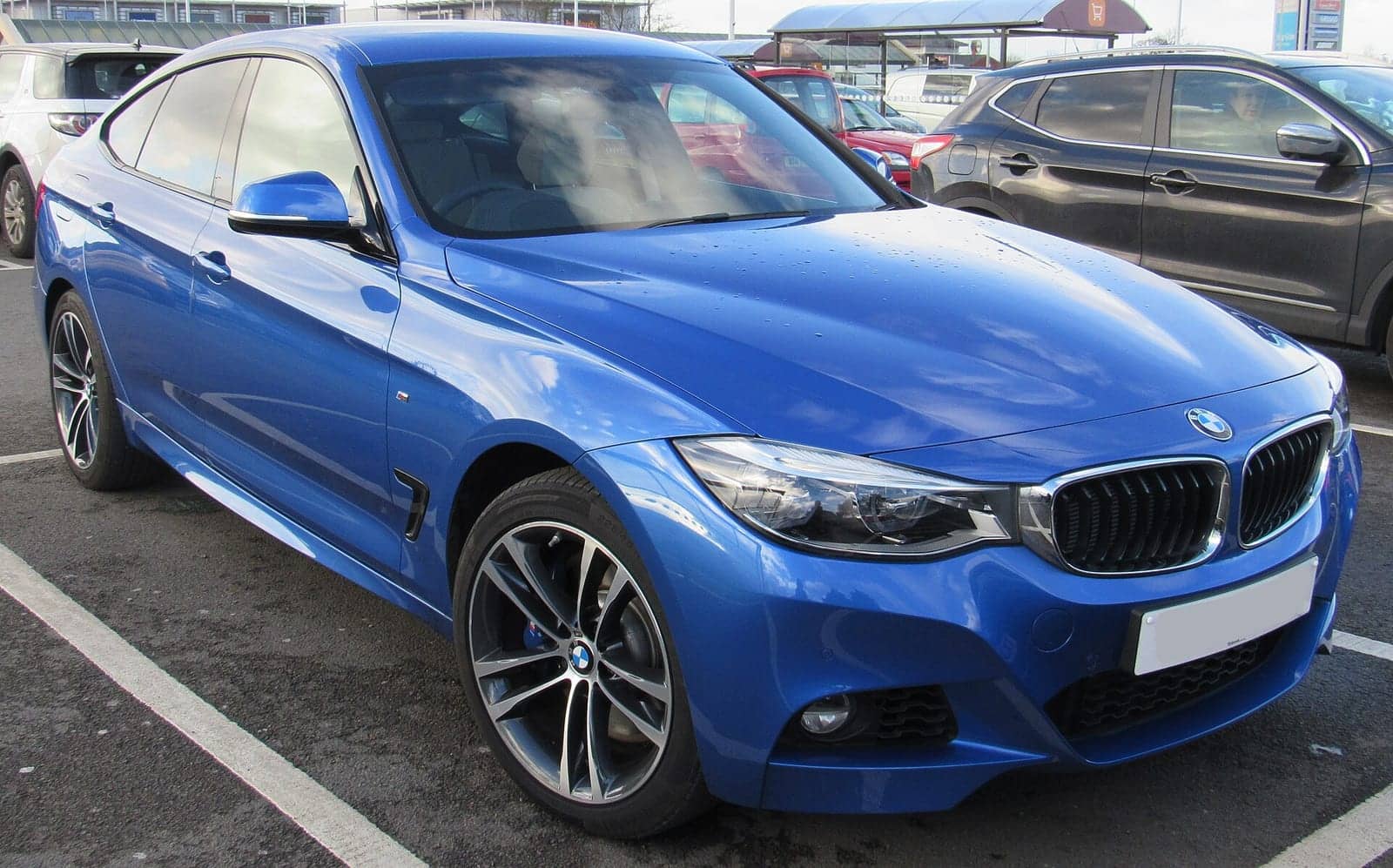 Blue BMW 335d xDrive Gran Turismo M Sport (facelift), front three-quarter view