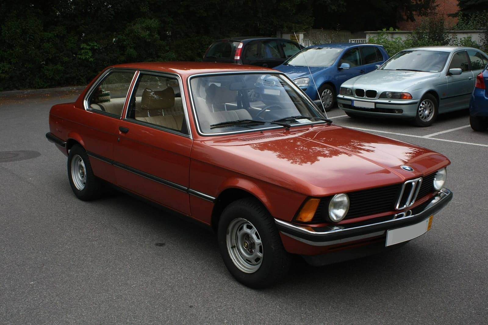 Brown BMW 3 Series (E21), front three-quarter view
