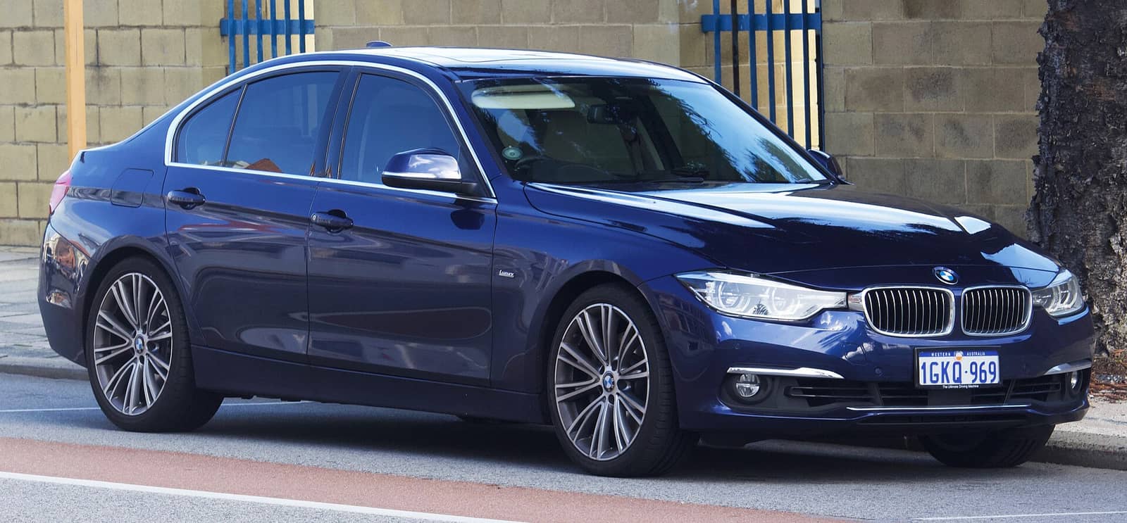 Blue BMW 340i Luxury Line sedan, front view
