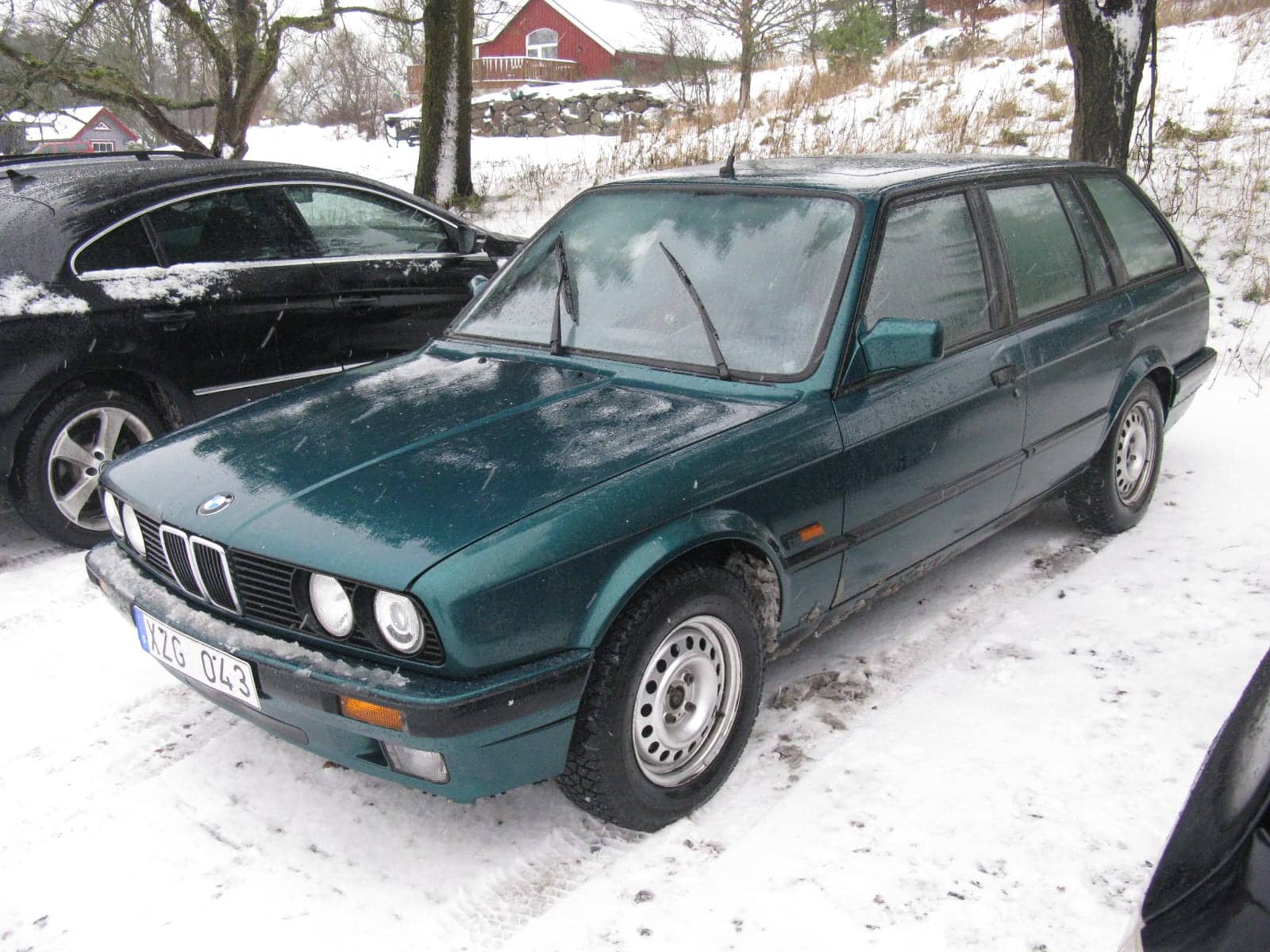 Green BMW 318i Touring, front three-quarter view