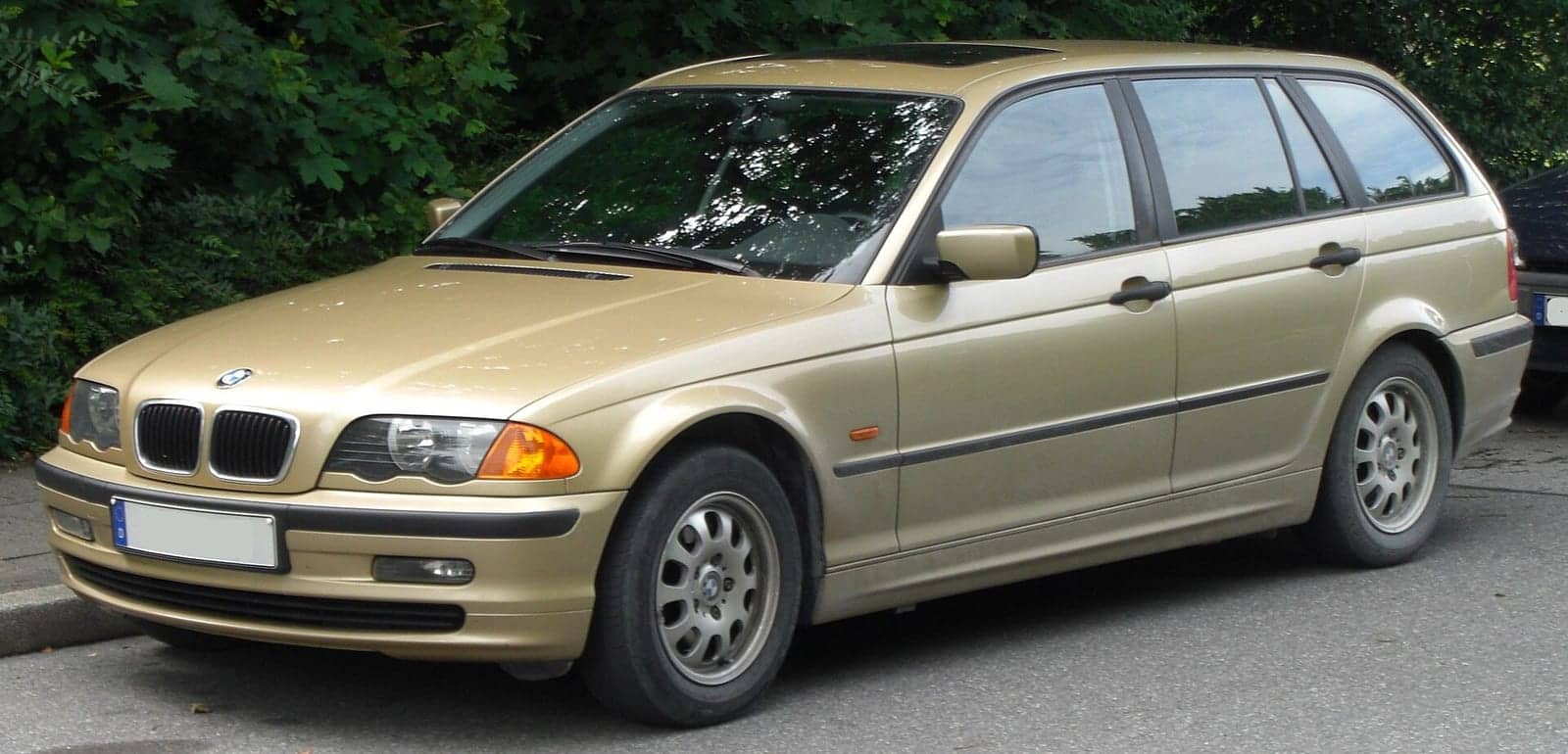 Gold BMW 318i Touring, front three-quarter view