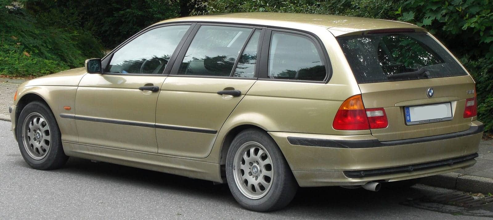 Gold BMW 318i Touring, rear three-quarter view