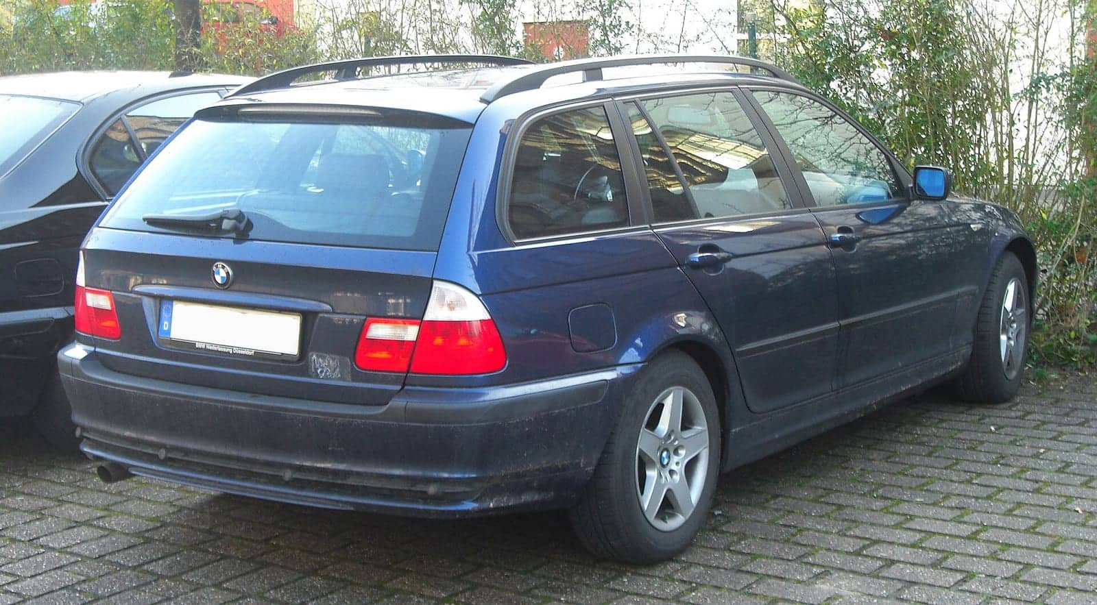 Blue BMW 3 Series Touring (facelift), rear three-quarter view