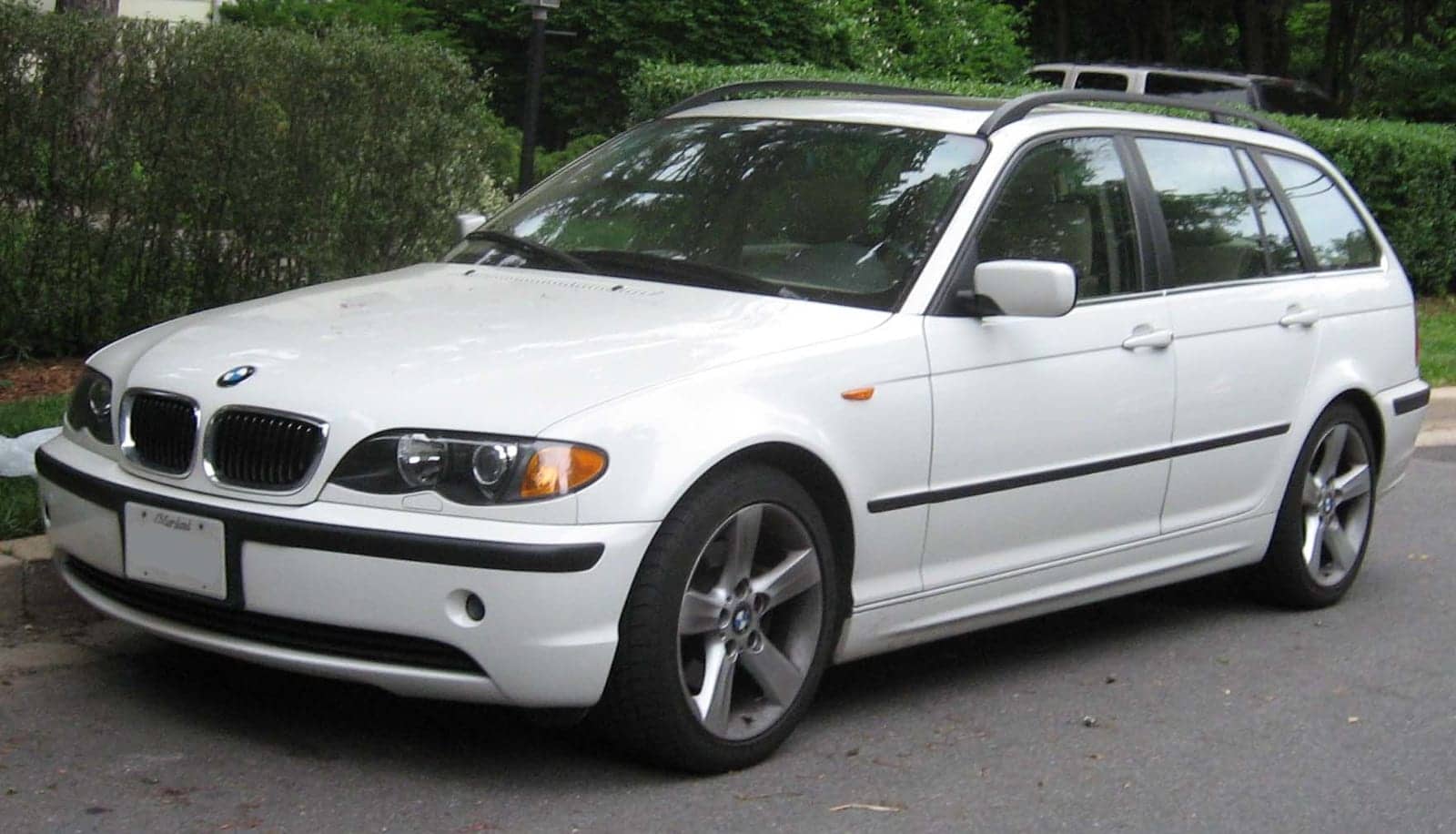 White BMW 3 Series Touring (facelift), front three-quarter view