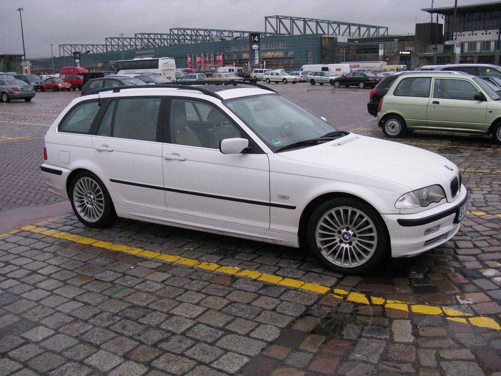 White BMW 330i Touring, side view