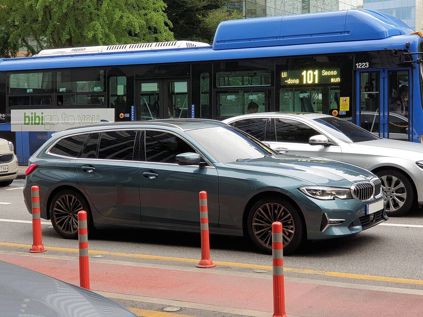 Grey BMW 320i Touring Luxury Line, front three-quarter view