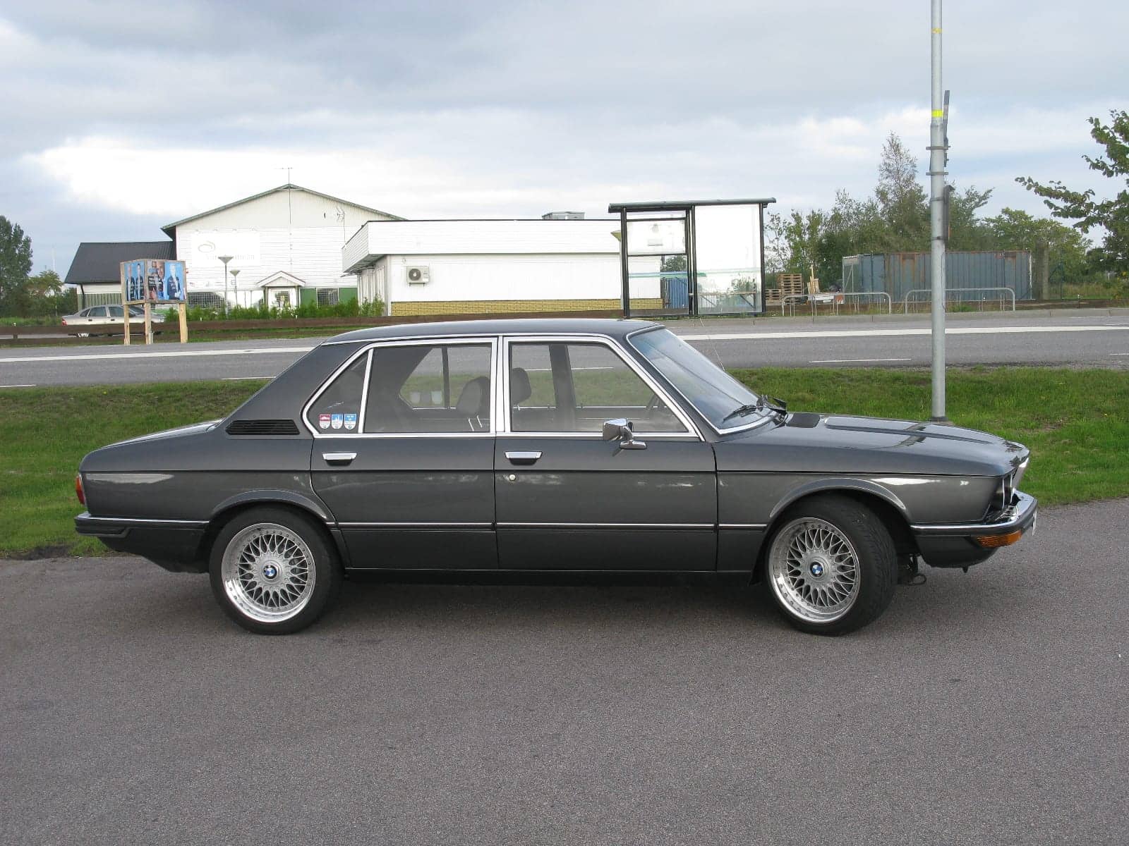 Grey BMW 525, side view