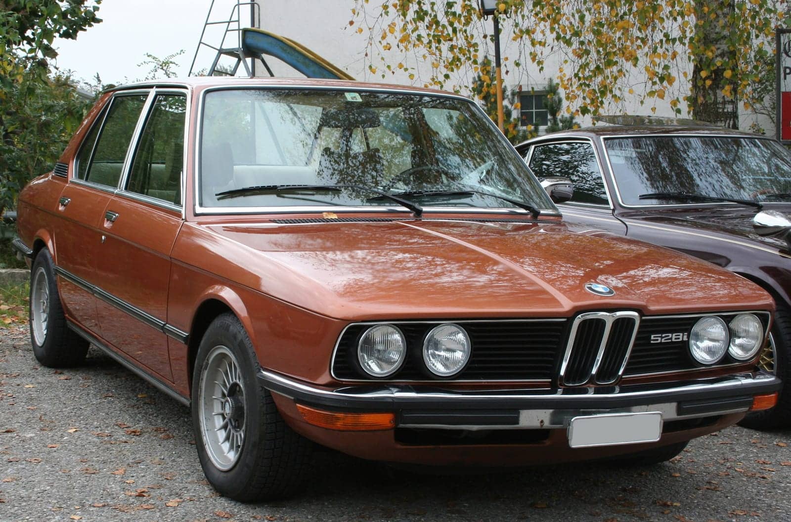 Brown BMW 5 Series (E12), front three-quarter view
