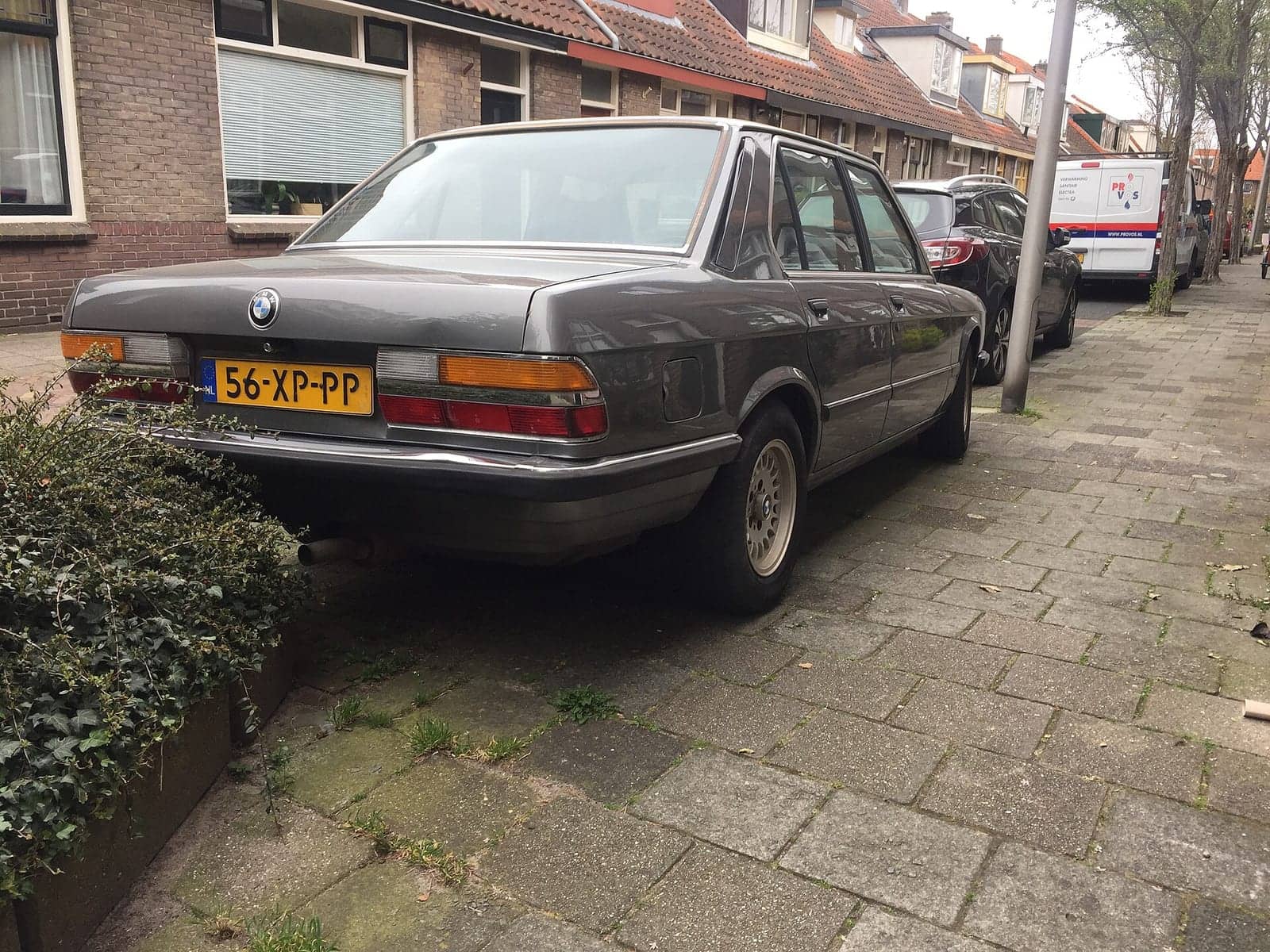 Grey BMW 525i, rear three-quarter view