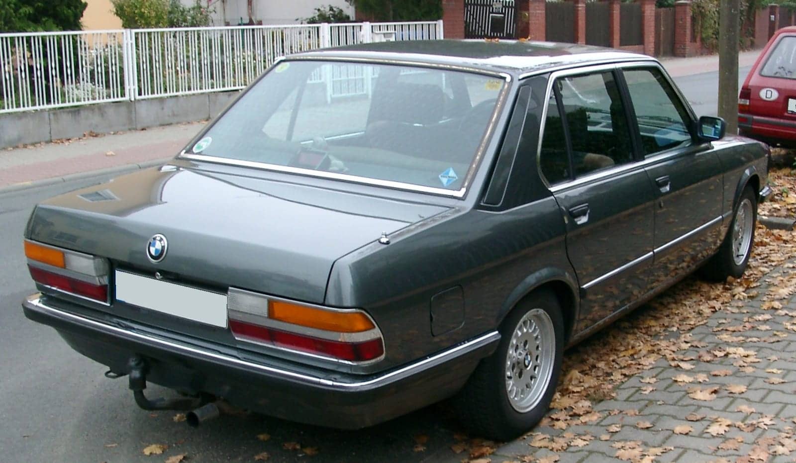 Dark green BMW 5 Series (E28), rear three-quarter view