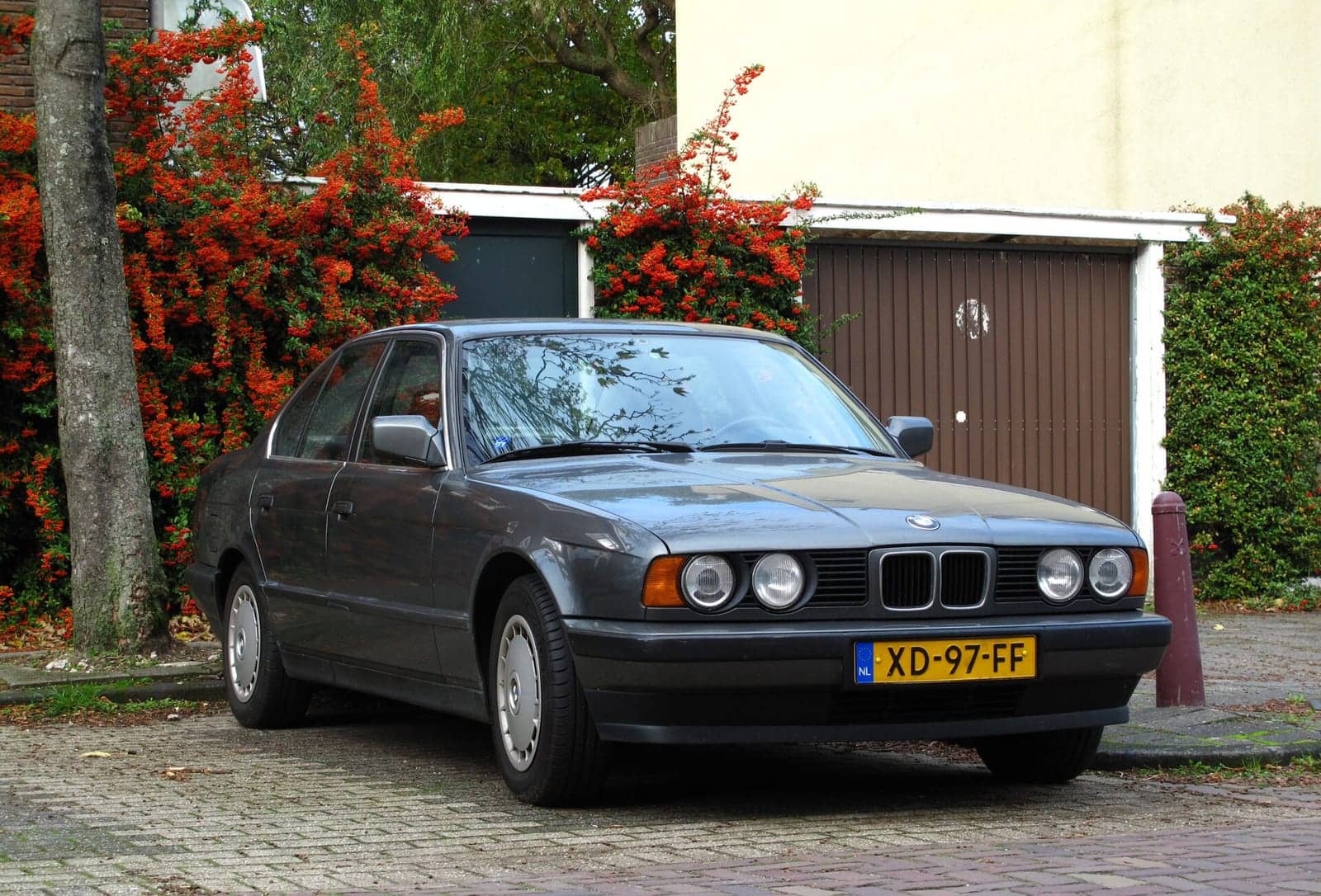 Grey BMW 520i, front three-quarter view
