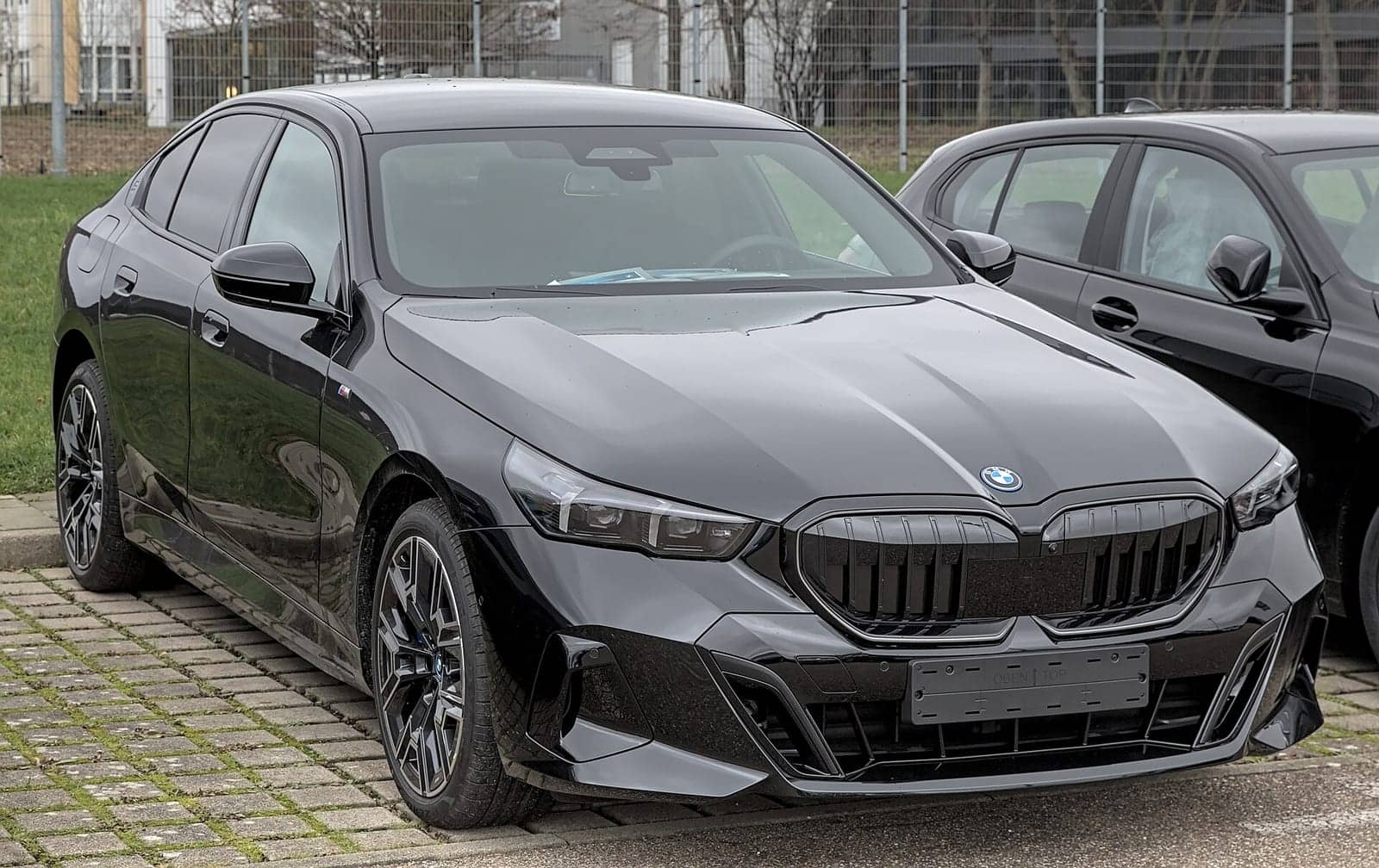 Black BMW 550e xDrive, front three-quarter view