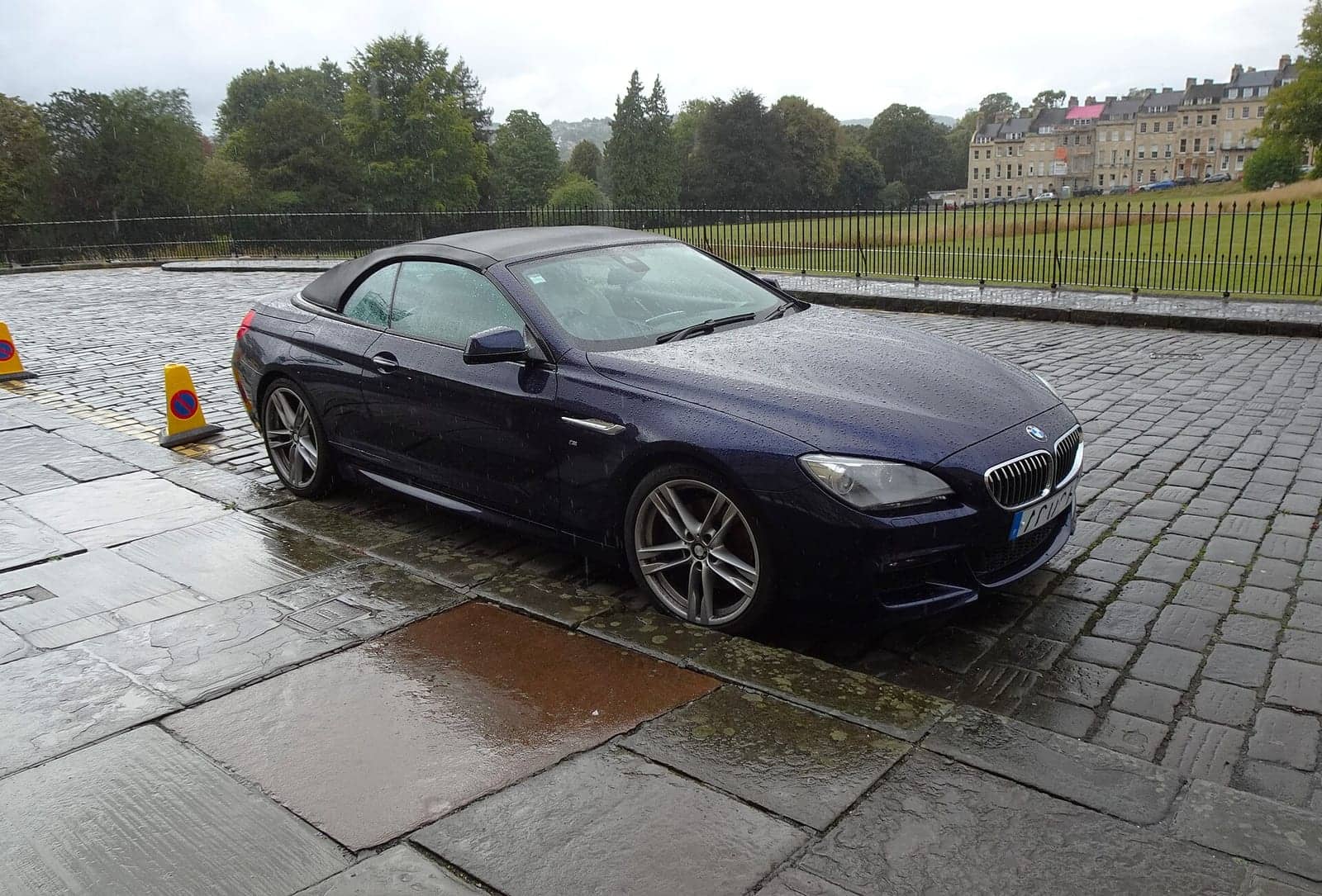 Dark blue BMW 640d convertible (facelift), front three-quarter view