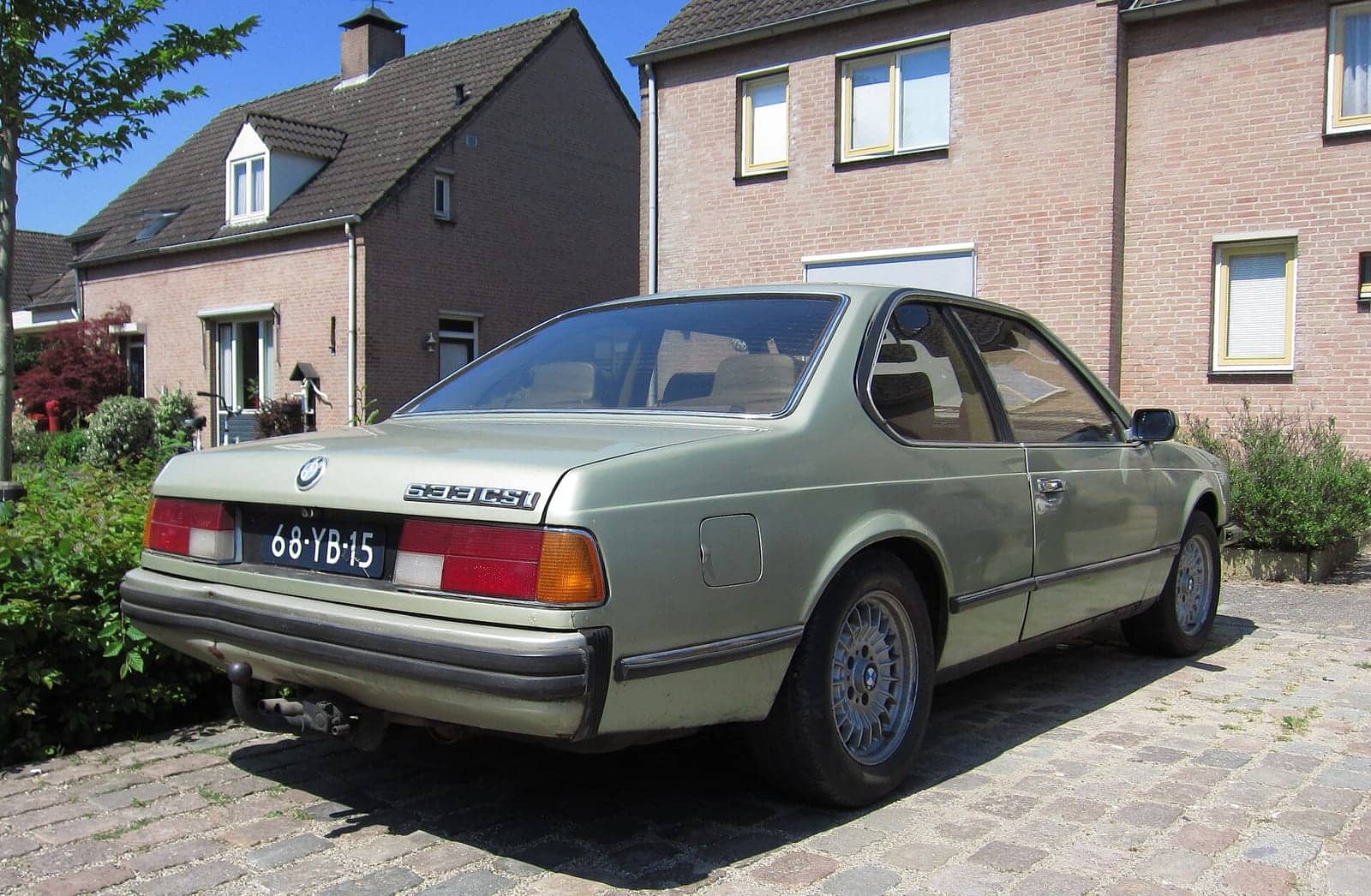 Silver-green BMW 633CSi, rear three-quarter view