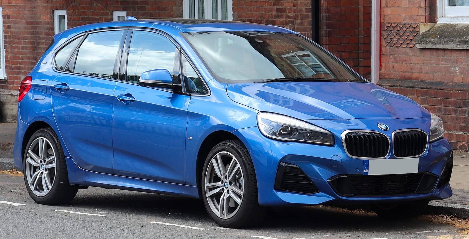 Blue BMW 225xe Active Tourer M Sport (facelift), front three-quarter view