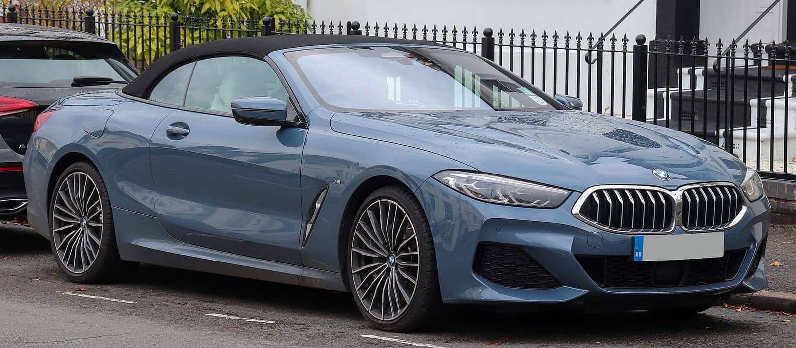 Blue BMW 840d xDrive convertible, front three-quarter view